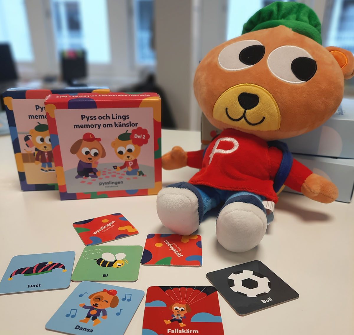 En Pyssdocka sitter och tittar på memorybrickor som ligger p å ett bord