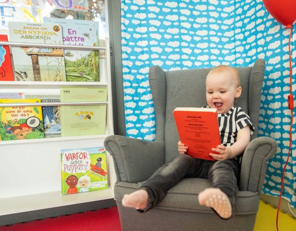 Barn läser i bok på förskolan