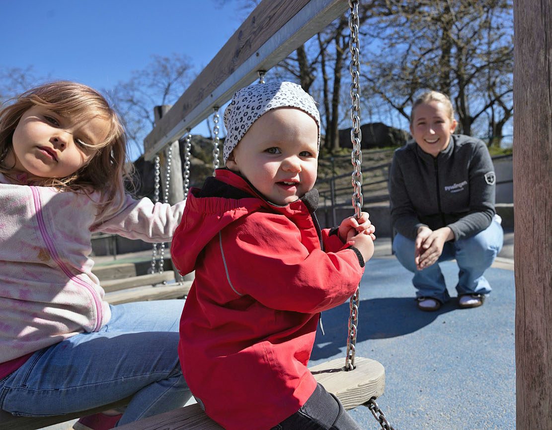 gungande barn med pedagog