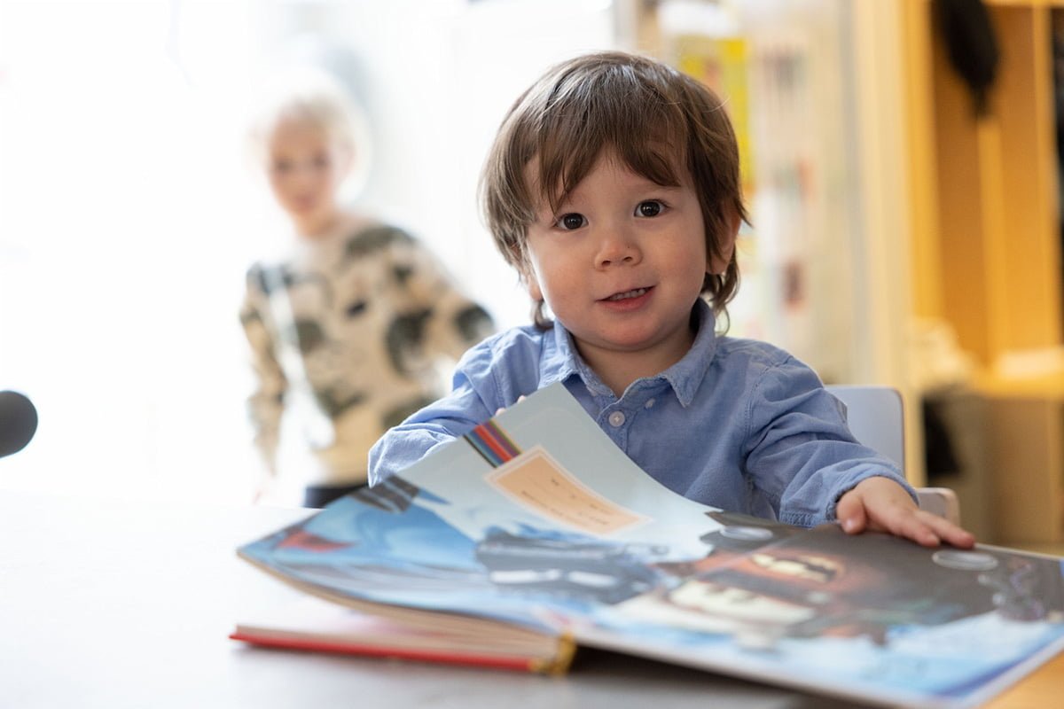 pojke bläddrar i en bok