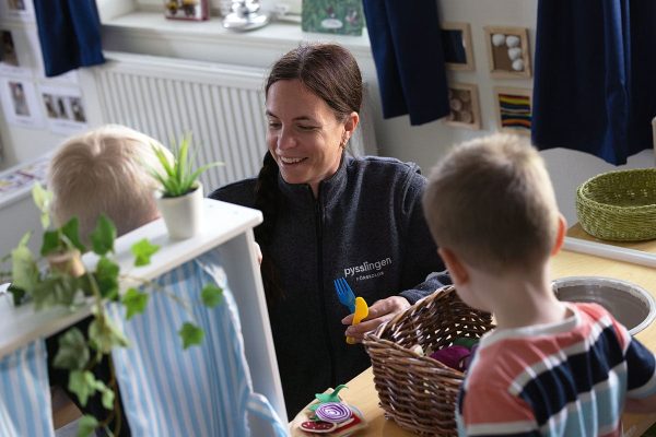 Pedagog med barn i lärmiljö