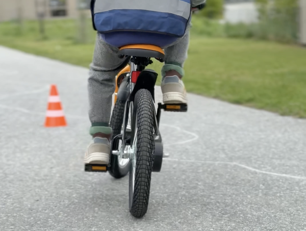Barn som cyklar