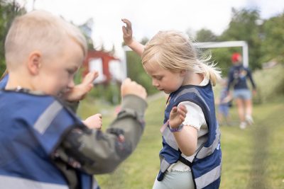 barn dansar och rör sig ute