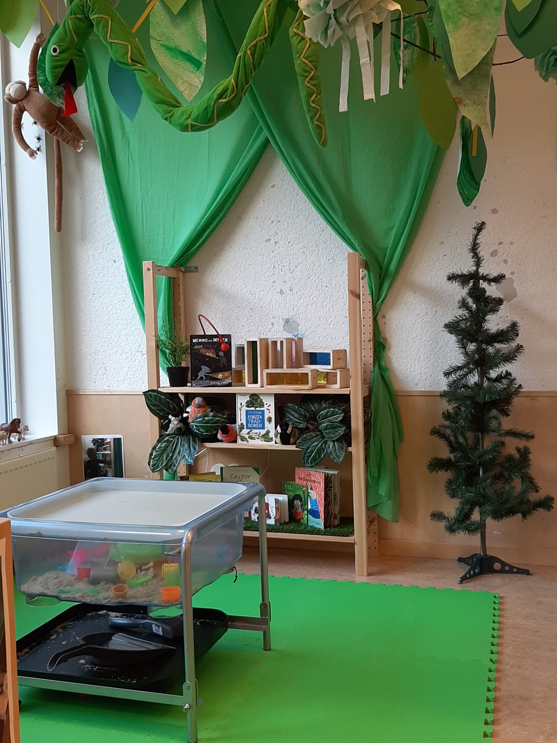 Närbild på lärmiljö inomhus med skogstema.