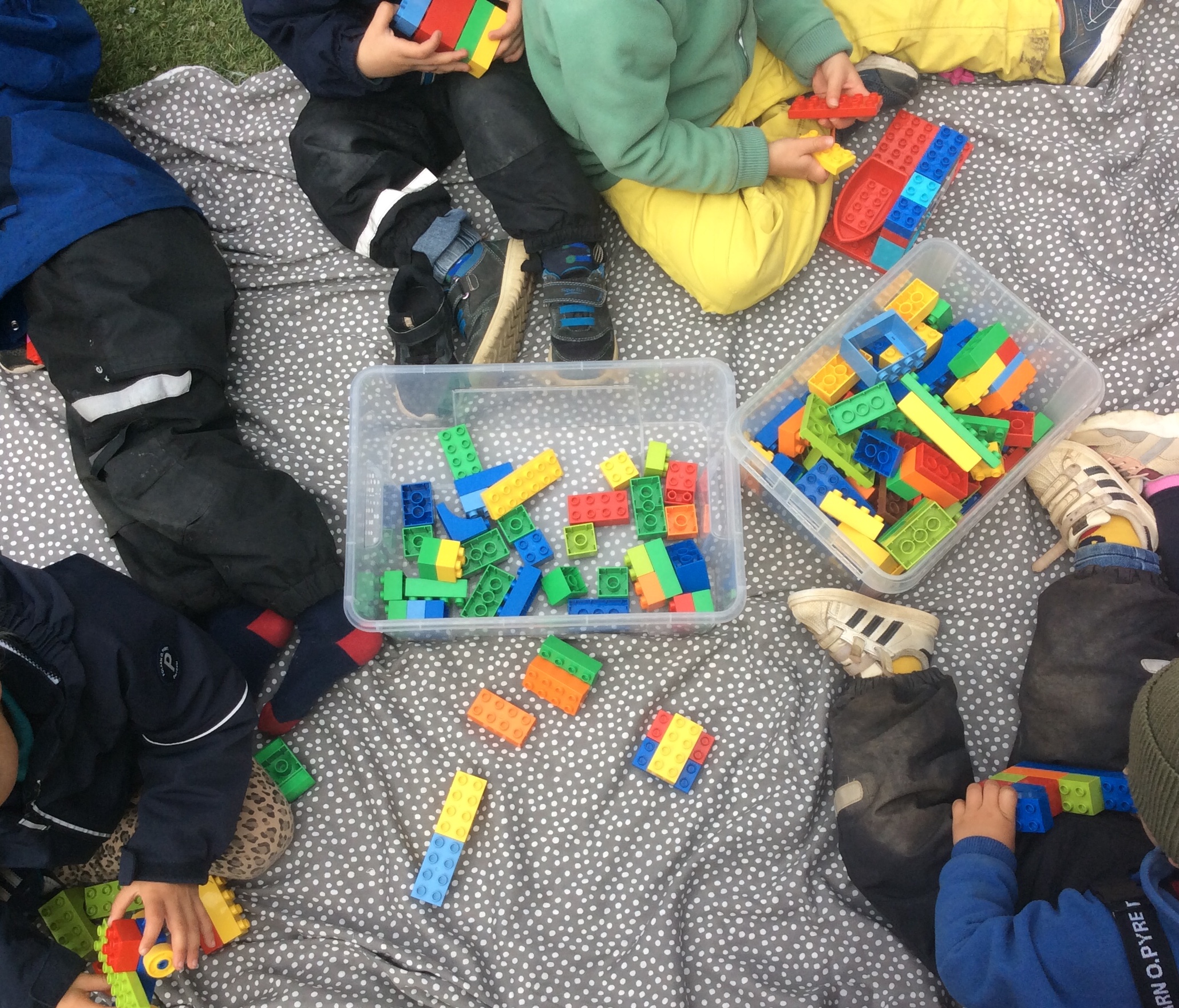 Barn leker med lego