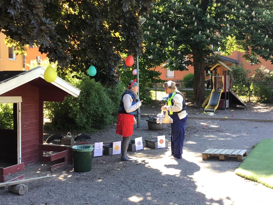 Pedagoger introducerar en lek på utegården.