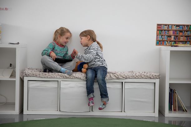 Två femåringar läser bok på förskola