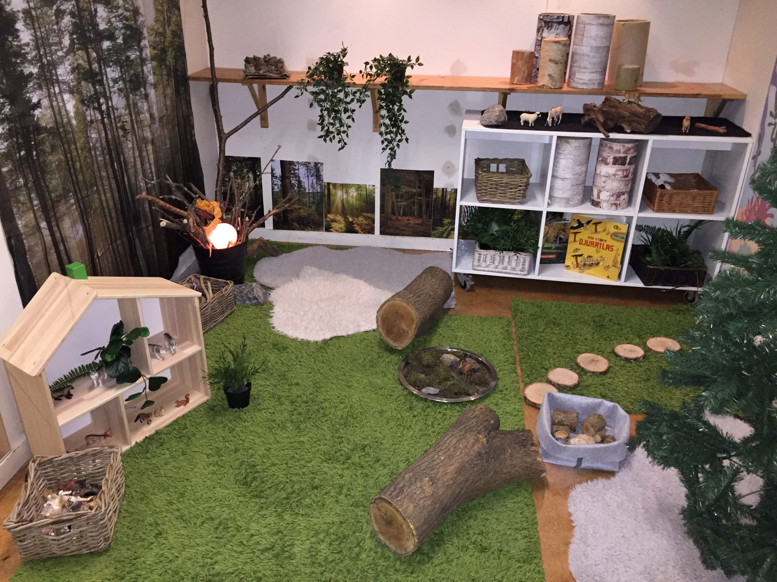Lärmiljö inomhus med skogstema.