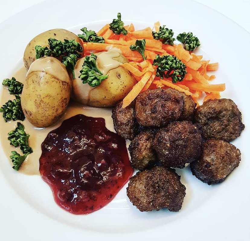 Bild på skolmaten, köttbullar och potatis med grönsaker.